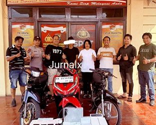 Pelaku MFAN alias Oji dan barang bukti diapit Kapolsek Siantar Utara AKP Jahrona Sinaga SH bersama Kanit Rekrim IPDA Ricarod Rajagukguk S.Sos dan Tim Opsnal