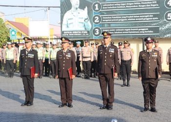 Empat personil Polres Tanjungbalai menerima penghargaan tanda kehormatan Satyalancana Pengabdian