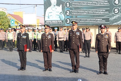 Empat personil Polres Tanjungbalai menerima penghargaan tanda kehormatan Satyalancana Pengabdian