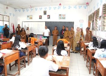 Sekda Junaedi Antonius Sitanggang SSTP MSi mengunjungi dan meninjau Program Bimbingan Belajar (Bimbel) Tambahan bagi siswa-siswi di SMP Negeri 5 Pematangsiantar, Jalan Cornel Simanjuntak