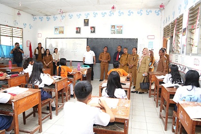 Sekda Junaedi Antonius Sitanggang SSTP MSi mengunjungi dan meninjau Program Bimbingan Belajar (Bimbel) Tambahan bagi siswa-siswi di SMP Negeri 5 Pematangsiantar, Jalan Cornel Simanjuntak