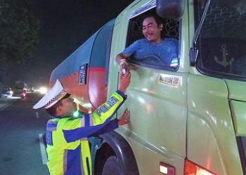 Kanit Gakkum IPDA Yancen Hutabarat, S.H membagikan kopi gratis kepada para supir