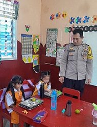 Bhabinkamtibmas Kelurahan Siopat Suhu AIPD V.R Saragih G.S.T melaksanakan monitoring distribusi MBG di TK Kemala Bhayangkari 06 Pematangsiantar
