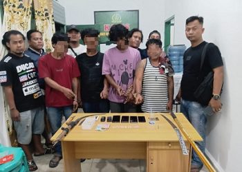 Ke 4 terduga pelaku beserta barang bukti diapit Danunit Intel Kodim 0207/Simalungun Lettu Inf. Edi Susanto bersama tim