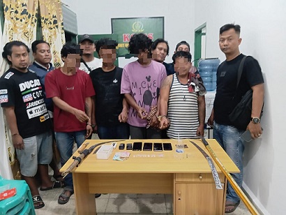 Ke 4 terduga pelaku beserta barang bukti diapit Danunit Intel Kodim 0207/Simalungun Lettu Inf. Edi Susanto bersama tim