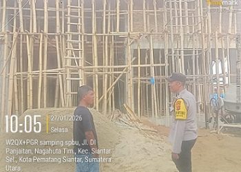 Bhabinkamtibmas Kelurahan Suka Maju AIPDA Adilman Manalu sambangi pekerja bangunan di Jalan D.I. Panjaitan