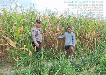 Bhabinkamtibmas Kelurahan Kelurahan Simarimbun Bripka Johannes C. Siregar sambangi warga binaan Bapak Bastian Silitonga di Perladangan Simarimbun Dolok