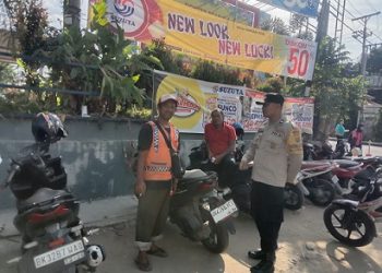 Bhabinkamtibmas Kelurahan Pardomuan AIPDA Hardi N. Silalahi sambangi juru parkir disamping Suzuya Merdeka Mall