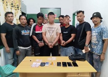 Ketiga terduga pelaku diapit Danunit Intel Kodim 0207/Simalungun Lettu Inf. Edi Susanto dan personil