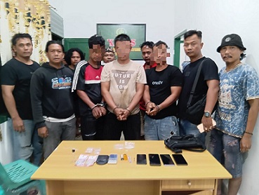Ketiga terduga pelaku diapit Danunit Intel Kodim 0207/Simalungun Lettu Inf. Edi Susanto dan personil