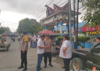 personil Polsek Siantar Utara saat Cek Dugaan Tawuran Pelajar SMA di Jalan Patuan Anggi