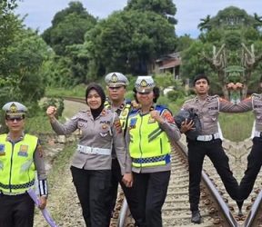 Kasat Lantas AKP Friska Susana SH didampingi Kanit Kamsel IPDA Serly Tarigan survey perlintasan sebidang rel yang berpalang dan tidak berpalang 