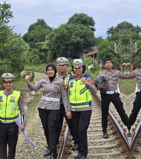 Kasat Lantas AKP Friska Susana SH didampingi Kanit Kamsel IPDA Serly Tarigan survey perlintasan sebidang rel yang berpalang dan tidak berpalang