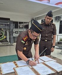 Kajari Tanjungbalai Bobon Robiana, SH. MH menandatangani Pakta Integritas