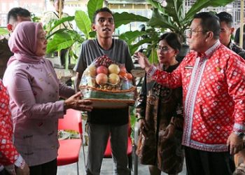 Wali Kota Pematangsiantar Wesly Silalahi SH MKn didampingi Ketua TP PKK Pematangsiantar Ny Liswati Wesly Silalahi mengunjungi penyandang disabilitas korban pengeroyokan, Septiano Samuel Damanik (21).