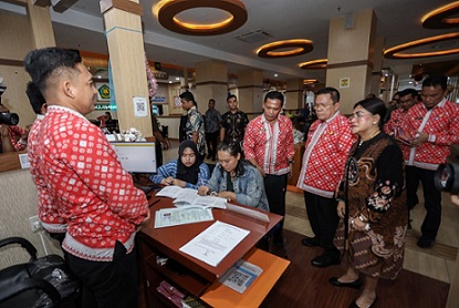 Wali Kota Pematangsiantar Wesly Silalahi SH MKn didampingi Ketua TP PKK Pematangsiantar Ny Liswati Wesly Silalahi meninjau Mall Pelayanan Publik (MPP) di Ramayana Lantai 3 Jalan Sutomo Kelurahan Pahlawan Kecamatan Siantar Timur