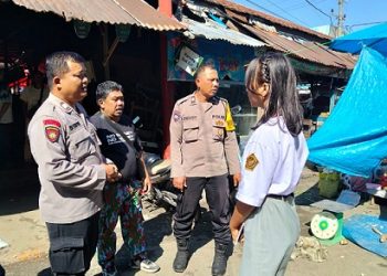 Bhabinkamtibmas Kelurahan Timbang Galung AIPTU Dedy Syam dan Bhabinkamtibmas Kelurahan Bantan AIPTU Rayendra P. Damanik dan Kasub Sektor Pasar Horas AIPTU Edi Syahputra membawa siswi SMA temui mandor mopen di Pasar Horas