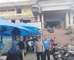 Kasub Sektor Pasar Horas AIPTU Edi Syahputra bersama Petugas Trantib saat patroli jalan kaki