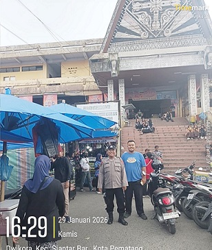 Kasub Sektor Pasar Horas AIPTU Edi Syahputra bersama Petugas Trantib saat patroli jalan kaki