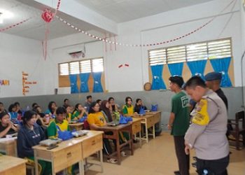 Bhabinkamtibmas Kelurahan Tomuan Aiptu Okto Sihole melaksakanakan monitoring pendistribusian Makan Bergizi Gratis (MBG) di SMA Negeri 3