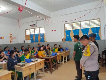 Bhabinkamtibmas Kelurahan Tomuan Aiptu Okto Sihole melaksakanakan monitoring pendistribusian Makan Bergizi Gratis (MBG) di SMA Negeri 3