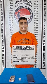 Tersangka RS dan barang bukti