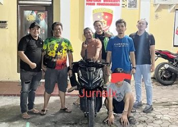 Pelaku TST dan barang bukti diapit Kanit Jatanras IPDA Revanto Barasa SH bersama Tim