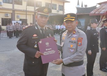 Wakapolres Kompol Budiono Saputro SH. MH saat berikan Tanda Kehormatan Satya Lencana Pengabdian XXXII Tahun kepada Kapolsek Siantar Marihat AKP Doni Simanjuntak SH