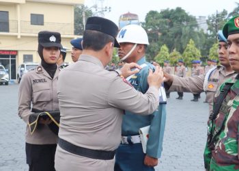 Kabag Ops, KOMPOL Firman I. Perangin-angin, SH.MH sematkan tanda pita Ops Keselamatan Toba 2026 kepada perwakilan personil