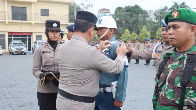 Kabag Ops, KOMPOL Firman I. Perangin-angin, SH.MH sematkan tanda pita Ops Keselamatan Toba 2026 kepada perwakilan personil