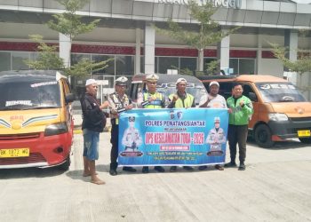 Personil Sat Lantas saat sosialisasi kepada supir angkot SKB
