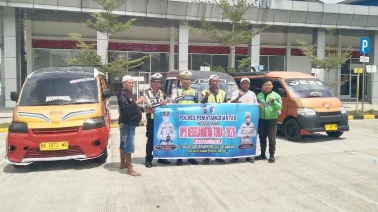 Personil Sat Lantas saat sosialisasi kepada supir angkot SKB