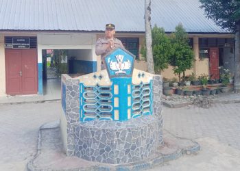 Kanit Binmas IPDA Maraden Pardede saat pembina upacara di SMP Negeri 3