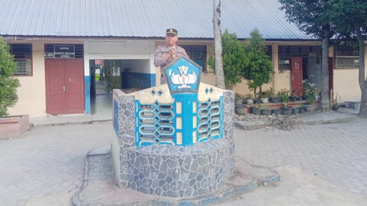 Kanit Binmas IPDA Maraden Pardede saat pembina upacara di SMP Negeri 3