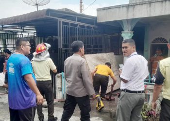 Personil Polsek Siantar Timur Cek TKP Kebakaran di Jalan Merek Raya