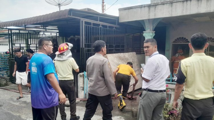 Personil Polsek Siantar Timur Cek TKP Kebakaran di Jalan Merek Raya