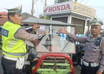 Personil Sat Lantas Polres Tanjungbalai Tempel Stiker