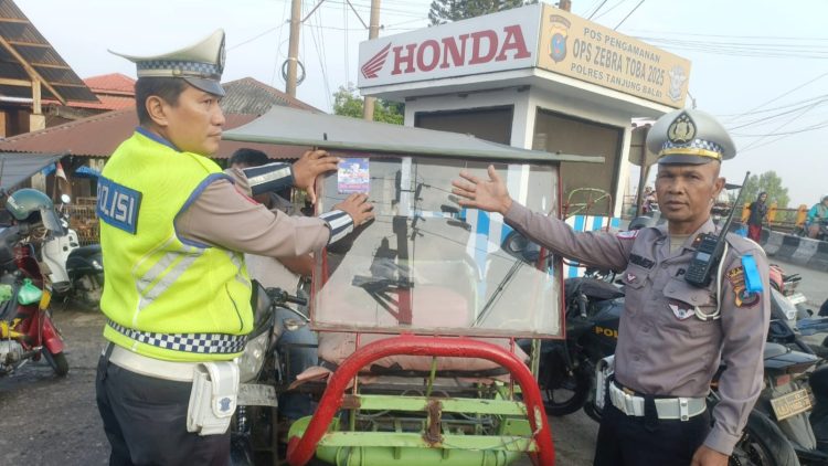 Personil Sat Lantas Polres Tanjungbalai Tempel Stiker