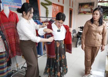 Ketua TP PKK yang juga Ketua Dekranasda Kota Pematangsiantar Ny Liswati Wesly Silalahi mengunjungi UMKM