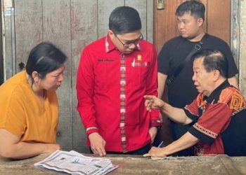Anggota Komisi 3 DPRD Kota Medan, Agus Setiawan saat kunjungan ke kawasan Pasar Sambas. (Foto Ist)