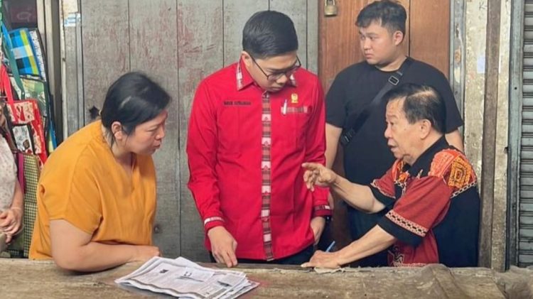 Anggota Komisi 3 DPRD Kota Medan, Agus Setiawan saat kunjungan ke kawasan Pasar Sambas. (Foto Ist)