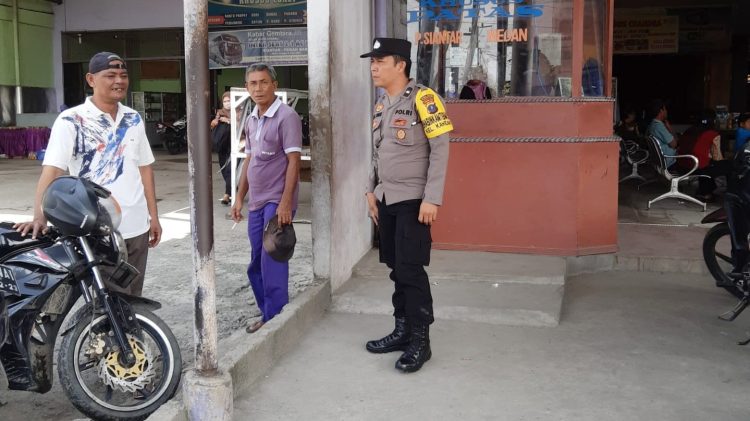 Bhabinkamtibmas Kelurahan Kahean AIPDA H.E. Pane laksanakan sambang di Loket Bus Intra