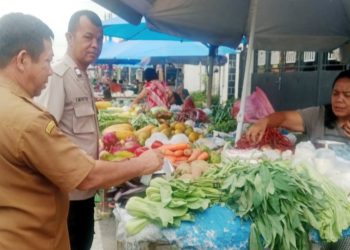 Bhabinkamtibmas Kelurahan Nagahuta Timur AIPTU F. Munthe melaksanakan sambang di Pasar Pagi Jalan D.I. Panjaitan