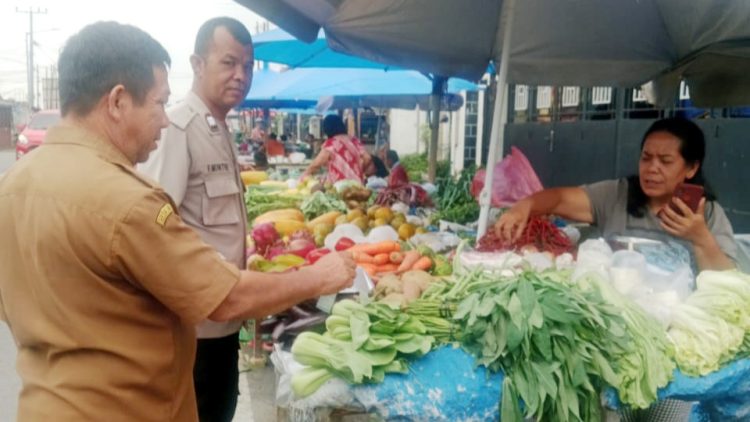 Bhabinkamtibmas Kelurahan Nagahuta Timur AIPTU F. Munthe melaksanakan sambang di Pasar Pagi Jalan D.I. Panjaitan