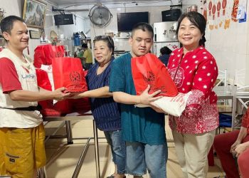 Anggota DPRD Kota Medan dari Fraksi PDI Perjuangan Dr Lily, MBA, MH aksi bakti sosial membagikan paket kasih sayang kepada warga prasejahtera di kawasan Medan Petisah menjelang perayaan Tahun Baru Imlek 2577. (Foto Ist)