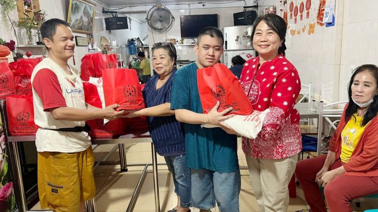 Anggota DPRD Kota Medan dari Fraksi PDI Perjuangan Dr Lily, MBA, MH aksi bakti sosial membagikan paket kasih sayang kepada warga prasejahtera di kawasan Medan Petisah menjelang perayaan Tahun Baru Imlek 2577. (Foto Ist)