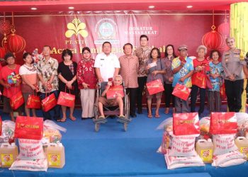 Wali Kota Pematangsiantar Wesly Silalahi SH MKn dan Kapolres Pematangsiantar AKBP Sah Udur T.M. Sitinjak SH. SIK. MH hadiri pemberian Bantuan Sosial kepada Warga Tionghoa Menyambut Tahun Baru Imlek 2026.