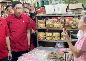 Anggota Komisi 3 DPRD Kota Medan, Agus Setiawan saat berdialog dengan para pedagang Pasar Sambas (Foto Ist)