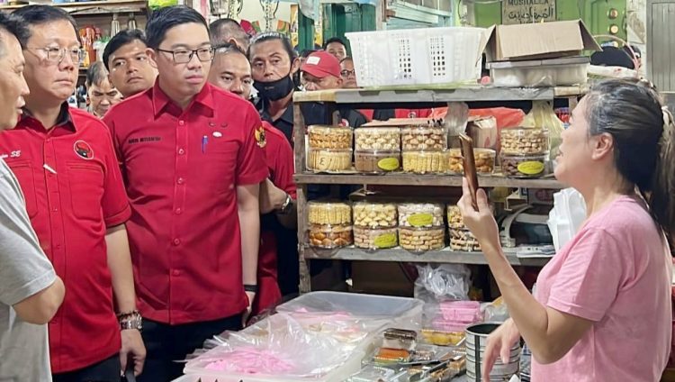 Anggota Komisi 3 DPRD Kota Medan, Agus Setiawan saat berdialog dengan para pedagang Pasar Sambas (Foto Ist)