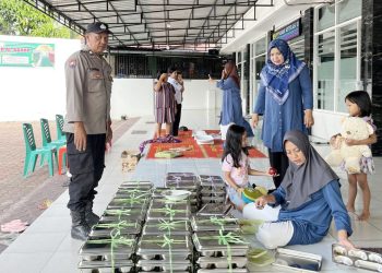 Bhabinkamtibmas Kelurahan Bantan Aiptu Rayendra P Damanik monitoring pendistribusian MBG di dua lokasi